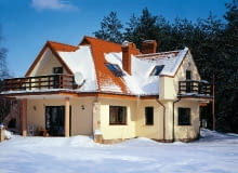 Potencjalnych miejsc przeciekania dachu jest tym więcej, im bardziej skomplikowany jest jego kształt Potencjalnych miejsc przeciekania dachu jest tym więcej, im bardziej skomplikowany jest jego kształt