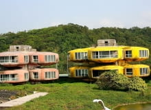 Opuszczone domki UFO w Sanzhi. Opuszczone domki UFO w Sanzhi.