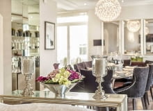 Atmosferę strefy dziennej budują wysmakowane detale, kwiaty, eleganckie stoliki, szkła zastawy stołowej i barku oraz starannie dobrane obrazy. elegancki dom, eleganckie wnętrza, jak urządzić elegancki dom