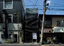 Japońska restauracja Yufutoku z oryginalną, żyletkową fasadą z drewna. Dzieło japońskiej pracowni ISSHO. japońska architektura, japonia, restauracja, fasada, elewacja