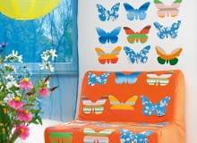 Tkanina jest dobra na wszystko: na podniszczony mebel i na pustą jednobarwną ścianę. Na podrapane drzwi i na opatrzoną już aranżację sypialni. Nie zawsze potrzeba dużych kawałków materiału - czasem mogą się przydać nawet ścinki pozostałe na przykład po uszyciu zasłon. Trzeba tylko mieć pomysł, jak je wykorzystać. Nasza stylistka przygotowała kilka ciekawych rozwiązań.<BR />Rój motyli. Z kartonu robimy szablon w kształcie motyla i za jego pomocą odrysowujemy owady na kawałkach tkanin o różnych wzorach. Wycięte ozdoby naszywamy na pokrowiec fotela i naklejamy na najbliższej ścianie.