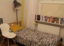 Parapet jest jednocześnie półką na książki 20m2 Łukasza - najsłynniejsza polska kawalerka