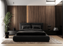 Sypialnia z ciemną, fornirowaną płytą na ścianie w asyście grafitowego łóżka, z grafitową pościelą to kwintesencja nowoczesnej elegancji. Projekt wnętrza Naboo Studio.