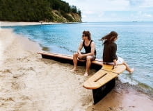 Miasto i plaża. Takie było wyzwanie dla uczestników 7. edycji Gdynia Design Days, najważniejszego letniego festiwalu designu w Polsce. Jego efektem są prace, które wskazują, co i jak zrobić, by nad morzem każdy poczuł się fantastycznie. Przypomnijmy sobie odrobinę lata. <BR /> GDYNIA DESIGN DAYS. Dla ochłody 'Ławka do moczenia stóp w Bałtyku'. Ta nazwa dokładnie opisuje przeznaczenie mebla (choć można ją rozszerzyć o zanurzanie stóp w piasku). Projekt: Tabanda Miasto i plaża. Takie było wyzwanie dla uczestników 7. edycji Gdynia Design Days, najważniejszego letniego festiwalu designu w Polsce. Jego efektem są prace, które wskazują, co i jak zrobić, by nad morzem każdy poczuł się fantastycznie. Przypomnijmy sobie odrobinę lata. <BR /> GDYNIA DESIGN DAYS. Dla ochłody 'Ławka do moczenia stóp w Bałtyku'. Ta nazwa dokładnie opisuje przeznaczenie mebla (choć można ją rozszerzyć o zanurzanie stóp w piasku). Projekt: Tabanda