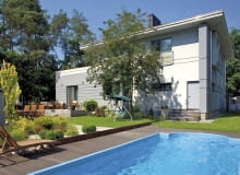 Basen w ogrodzie to jedna z wielu atrakcji domu Basen w ogrodzie to jedna z wielu atrakcji domu