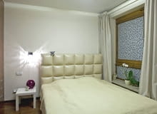 <B>Zupełnie inne kolory, kobiece dekoracje, fantazyjne dodatki i Audrey Hepburn do towarzystwa (nie szkodzi, że tylko na portretach). Po naszej metamorfozie (koszt: 2100 zł.) sypialnia zyskała wyrazisty styl. I chociaż przedtem była również wygodna, dopiero teraz pani domu naprawdę lubi w niej spędzać czas i odpoczywać. Nawet w dzień.</B> <BR />METAMORFOZA SYPIALNI, PRZED ZMIANĄ: jasna, kremowo-beżowa kolorystyka, wygodne łóżko. Pomieszczenie bardziej przypominało jednak hotel niż prywatną sypialnię.