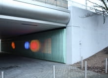 The Moodwall - interaktywna ściana zlokalizowana na osiedlu Bijlmer w Amsterdamie. Zaprojektowana została przez grupę Urban Alliance: Studio Klink (architektura), Illuminate (media), Cube (konstrukcja) The Moodwall, Bijlmer, amsterdam, illuminate, mediatecture, studio klink, przestrzeń miejska, cube, holandia, urbanistyka, osiedle, urban alliance