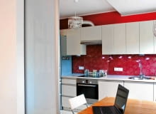 Podczas urządzania mieszkania często stajemy wobec problemów dotyczących wykończenia wnętrza, dobrania dodatków i kolorów. W tej rubryce nasza stylistka Małgorzata Muc, architektka, projektantka wnętrz, pomaga je rozwiązać. Zachęcamy, piszcie do nas na adres: czterykaty@agora <BR /> ARANŻACJE WNĘTRZ. Mam otwartą kuchnię i wszystkie zapachy powstające w czasie gotowania uciekają do salonu. Chciałabym więc chociaż częściowo przesłonić aneks. <BR /> Przede wszystkim radzę zainwestować w okap o odpowiedniej mocy, który zapobiegnie nie tylko rozchodzeniu się zapachów, ale także osadzaniu się tłuszczu na sprzętach. Wydajność tego urządzenia trzeba dobrać do kubatury wnętrza. Jeśli zależy pani także na ukryciu kuchennego bałaganu, można postawić lekką ściankę (np. z płyty gipsowo-kartonowej, hartowanego szkła) albo zamontować przesuwane szklane drzwi, które pozwolą na czas gotowania odseparować kuchnię od reszty wnętrza. UWAGA ! PONOWNA PUBLIKACJA WYLACZNIE ZA ZGODA WLASCICIELI KRAKOW , MIESZKANIE , WNETRZA - PRZESUWANE DRZWI DZIELA KUCHNIE OD POKOJU DZIENNEGO PROJEKT WNETRZA JOANNA LENYK STYLIZACJA I FOT. MONIKA FILIPIUK - OBALEK PUBLIKACJA CZTERY KATY NR 9 (251) - 9 2012 SLOWA KLUCZOWE: WNETRZE POKOJ KUCHNIA ZDJĘCIE DO WKŁADKI: PUBLIKACJA CZTERY KATY NR 9 (251) - CZASOPISMA