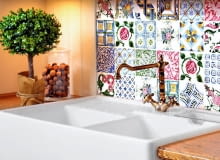 Mozaiki z kafelków jednakowej wielkości, ale w najróżniejsze wzory - stylowy sposób wykończenia ścian. Mozaiki z kafelków jednakowej wielkości, ale w najróżniejsze wzory - stylowy sposób wykończenia ścian.