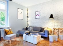 PRZEDWOJENNY DĘBOWY PARKIET, ułożony w jodełkę, zachował się tylko w salonie. Gospodarze jedynie go odświeżyli, dbając o zachowanie naturalnego odcienia drewna.