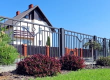 grodzenie wokół posesji pełni funkcję praktyczną oraz dekoracyjną. Przede wszystkim zapewnia domownikom poczucie bezpieczeństwa i pozwala precyzyjnie wytyczyć obszar działki. ogrodzenie posesji