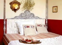 To najbardziej intymne ze wszystkich wnętrz, zasługuje na szczególną uwagę. Urządźmy ją tak, by zapewnić sobie relaks i spokojny sen. Dobierzmy więc kolory, które lubimy, i odpowiedni styl - kolonialny, romantyczny albo... swój własny. <BR />JAK WE WSPÓŁCZESNEJ KOMNACIE. Do nowoczesnego łóżka dodano stylowe kolumienki i zagłówek - fragmenty pieczołowicie odnowionych starych mebli. Tak powstało łoże godne króla. Aż się prosi, by zawiesić nad nim jeszcze stylowy baldachim... UWAGA PONOWNA PUBLIKACJA ZA ZGODA WLASCICIELI