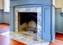 Podłoga wokół kominka powinna być na tym samym poziomie co reszta posadzki w pomieszczeniu kominek, podłoga przy kominku