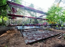 Dom prefabrykowany można budować bez względu na pogodę - konstrukcja jest stawiana na wykonanej wcześniej płycie fundamentowej Dom prefabrykowany można budować bez względu na pogodę - konstrukcja jest stawiana na wykonanej wcześniej płycie fundamentowej