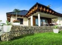 Gabiony mogą służyć do budowy niskich ogrodowych murków, np. oddzielających trawnik od tarasu Gabiony mogą służyć do budowy niskich ogrodowych murków, np. oddzielających trawnik od tarasu