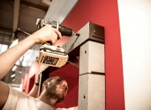 Warto wiedzieć, że dostępne są dziś różnorodne rozwiązania izolacyjne pozwalające na zamocowanie stolarki z użyciem taśm (tzw. montaż warstwowy, nazywany również 'ciepłym') czy w warstwie ocieplenia, gdzie okno jest wysunięte i zainstalowane w warstwie izolacji termicznej budynku za pomocą specjalnych profili lub konsol