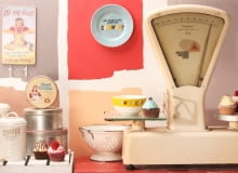 Zdominowane przez telewizję i reklamy lata 50-te kojarzą się z pop-kulturą, zabawnymi plakatami, komiksami oraz amerykańskimi komediami. Dekoracje z tej epoki wprowadzą do naszych wnętrz dużą dawkę optymizmu i koloru. <BR /> Dekoracje. Kolekcja Back to the 50's dostępna w sklepach Home & You Zdominowane przez telewizję i reklamy lata 50-te kojarzą się z pop-kulturą, zabawnymi plakatami, komiksami oraz amerykańskimi komediami. Dekoracje z tej epoki wprowadzą do naszych wnętrz dużą dawkę optymizmu i koloru. <BR /> Dekoracje. Kolekcja Back to the 50's dostępna w sklepach Home & You