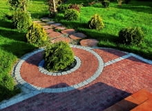 Beton jest wdzięcznym materiałem na ogrodowe nawierzchnie. Zawdzięcza to urozmaiconemu wzornictwu, kolorystyce i wielkościom elementów. nawierzchnie