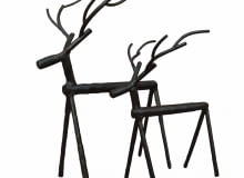 Amatorzy oszczędnie zaaranżowanych mieszkań mogą spokojnie czekać na święta. Również dla nich projektanci przygotowali wiele niebanalnych ozdób, które stworzą magiczną atmosferę nawet w minimalistycznym wnętrzu. <BR /> ŚWIĄTECZNE OZDOBY. Renifer z drewna .55 zł Mint Grey