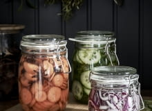 Różnokolorowe warzywa ciekawie wyglądają w przejrzystych słojach. Różnokolorowe warzywa ciekawie wyglądają w przejrzystych słojach.