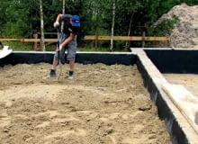 Ziemię z wykopów rozparcelowuje się pomiędzy ścianami fundamentowymi i wyrównuje Ziemię z wykopów rozparcelowuje się pomiędzy ścianami fundamentowymi i wyrównuje