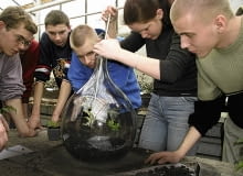 Uczniowie zakładają ogródek w butli - 2004 r. OLYMPUS DIGITAL CAMERA