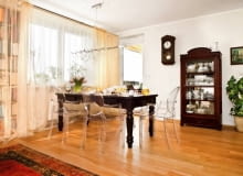 Aranżacje. Na podłodze ułożono deski z dębu rustykalnego, nierównomiernie usłojone, z widocznymi sękami. Mają fazowane (czyli zheblowane) krawędzie. Podłogę zabezpieczono półmatowym lakierem akrylowym. WNETRZA , POKOJ , SALON , PODLOGA - DESKI Z DEBU RUSTYKALNEGO