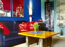 Ręcznie szlifowana proszkowana stal to jeden z ulubionych materiałów projektanta. Zrobiono z niej m.in. podstawę stolika kawowego, półkę na płyty CD i kinkiety rzucające na ścianę efektowne snopy światła. UWAGA PONOWNA PUBLIKACJA ZA ZGODA WLASCICIELI