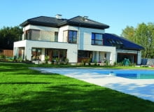 Elewacja oraz nawierzchnia barwy rozświetlonego piasku i błękit wody w basenie przywołują klimat śródziemnomorski, do którego nawiązał architekt. Elewacja oraz nawierzchnia barwy rozświetlonego piasku i błękit wody w basenie przywołują klimat śródziemnomorski, do którego nawiązał architekt.