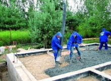 Nie ma reguł jednoznacznie określających, jak wysoko powinien być wyniesiony poziom podłogi - zależy to od konfiguracji terenu i projektu domu. Za bezpieczną można przyjąć wysokość 50-60 cm