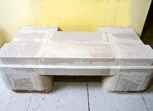 Krok 1. Ułożone poziomo bloczki podstawy kominka przykleja się do podłoża zaprawą do cienkich spoin murarskich. Do nich dokleja się kolejne elementy podmurówki. montaż kominka,obudowa kominka,kominek,wkład kominkowy