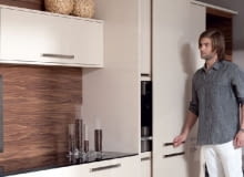 Na ścianie nad kuchennym blatem zwykle przyklejamy łatwą do czyszczenia terakotę. To sposób sprawdzony i niekoniecznie nudny. Możliwości jest jednak więcej, choć nie wszystkie są równie funkcjonalne. Zamiast glazury na ścianie mogą znaleźć się panele wykończone naturalnym fornirem lub okleiną imitującą drewno. Ścianę za kuchenką lepiej jednak zabezpieczyć materiałem bardziej odpornym na wysoką temperaturę i parę wodną. ściana nad blatem, okładzina