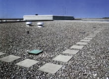 Standardowe wykończenie dachu odwróconego - płukany żwir - zapewnia dobrą izolacyjność termiczną i zwiększa powierzchnię parowania wody.