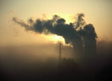 Najwyższa Izba Kontroli podaje, że w Polsce z powodu zanieczyszczenia powietrza co roku traci życie ok. 45 tys. osób.