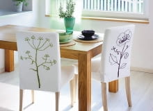 Ręczny haft, choćby i niedoskonały, jest dzisiaj znaczniej bardziej ceniony niż ten idealnie równiutki, który wyszedł spod igły maszyny. Dlatego namawiamy do nauczenia się przynajmniej kilku najprostszych ściegów. Ta umiejętność pomoże nam zmienić opatrzone już domowe sprzęty i drobiazgi w przedmioty naprawdę niepowtarzalne. <BR />Ścieg sznureczkowy: ukwiecone krzesła Jasne pokrowce na krzesła z czasem pokrywają się nieestetycznymi plamami (przy stole jadalnym szczególnie o nie łatwo). Jeśli nie zejdą w praniu, ratunkiem może być haft zasłaniający te fragmenty tkaniny. Wielkość i gęstość wzoru dostosujmy do wielkości plam. Możemy go skopiować na przykład z atlasu roślin. Ręczny haft, choćby i niedoskonały, jest dzisiaj znaczniej bardziej ceniony niż ten idealnie równiutki, który wyszedł spod igły maszyny. Dlatego namawiamy do nauczenia się przynajmniej kilku najprostszych ściegów. Ta umiejętność pomoże nam zmienić opatrzone już domowe sprzęty i drobiazgi w przedmioty naprawdę niepowtarzalne. <BR />Ścieg sznureczkowy: ukwiecone krzesła Jasne pokrowce na krzesła z czasem pokrywają się nieestetycznymi plamami (przy stole jadalnym szczególnie o nie łatwo). Jeśli nie zejdą w praniu, ratunkiem może być haft zasłaniający te fragmenty tkaniny. Wielkość i gęstość wzoru dostosujmy do wielkości plam. Możemy go skopiować na przykład z atlasu roślin.