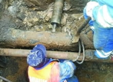 Aby podłączyć przykanalik do kanału zewnętrznej sieci kanalizacyjnej, wykorzystuje się na przykład wiertnicę hydrauliczną, którą wykonuje się otwór w betonowym kanale głównym (tzw. włączenie na ostro) Aby podłączyć przykanalik do kanału zewnętrznej sieci kanalizacyjnej, wykorzystuje się na przykład wiertnicę hydrauliczną, którą wykonuje się otwór w betonowym kanale głównym (tzw. włączenie na ostro)