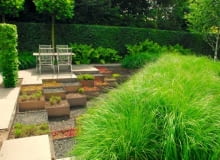 Sprytne rozwiązanie - ogród z 'samoobsługowych' sukulentów w aluminiowych skrzyniach i gigantyczej rabaty z trwałych ozdobnych traw. Sprytne rozwiązanie - ogród z 'samoobsługowych' sukulentów w aluminiowych skrzyniach i gigantyczej rabaty z trwałych ozdobnych traw.