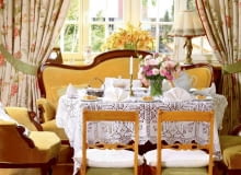 Meble. Takie, które sprzyjały wygodnemu domowemu życiu, a więc stoły z krzesłami, kanapy, fotele i oczywiście łóżka, szafy, skrzynie, komody. 30.06.2008 WARSZAWA WNETRZE W STYLU DWOREK POLSKI , MEBLE STYLIZACJA KAROLINA SWIDERSKA FOT. ARKADIUSZ SCICHOCKI / AGENCJA GAZETA PUBLIKACJA CZTERY KATY NR 12 (206) - 12 2008