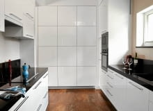 KUCHNIA. W ciągu roboczym przy ścianie zainstalowano płytę grzejną z okapem podszafkowym, a przy oknie - zlewozmywak. Okno znajduje się na tyle wysoko, że nie trzeba było dobierać składanej baterii, umożliwiającej jego otwieranie. kuchnia, meble kuchenne