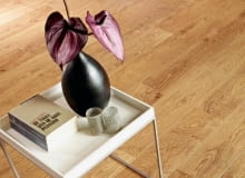 V-fuga może być profilowana na wszystkich krawędziach paneli lub tylko wzdłuż ich dłuższych boków. Różna bywa też głębokość frezów - 1, 2 lub 3 mm laminowane panele podłogowe