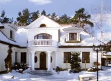 Frontowa elewacja domu zgodnie z wolą właścicieli nawiązuje do tradycji architektonicznej dworu polskiego. Frontowa elewacja domu zgodnie z wolą właścicieli nawiązuje do tradycji architektonicznej dworu polskiego.