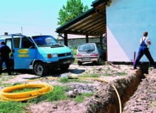 Doprowadzenie do domu gazu - zarówno ziemnego jak i płynnego - wymaga ułożenia w ziemi kilkunastu metrów rur. Montaż instalacji nie trwa jednak długo: sprawna ekipa wykonuje wszystkie związane z tym prace w ciągu jednego dnia. Doprowadzenie do domu gazu - zarówno ziemnego jak i płynnego - wymaga ułożenia w ziemi kilkunastu metrów rur. Montaż instalacji nie trwa jednak długo: sprawna ekipa wykonuje wszystkie związane z tym prace w ciągu jednego dnia.