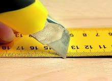 Masz na podłodze uszkodzone pojedyncze panele? Zobacz, jak je samodzielnie wymienić. Na zdjęciu: Krok 1. Uszkodzony panel nacinamy ostrym nożykiem wzdłuż wszystkich krawędzi, w odległości około 1 cm od linii łączeń z sąsiednimi panelami. 13.06.2006 WARSZAWA NAPRAWA PANELI PODLOGOWYCH ZROB TO SAM DLA PISMA CZTERY METODA II WYCINANIE USZKODZONEGO PANELA MATERIALY I NARZEDZIA FOT. PAWEL SLOMCZYNSKI / AGENCJA GAZETA PUBLIKACJA CZTERY KATY NR 8 (178) - 8.2006