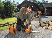 Przegląd pilarki rozpoczynamy od zdjęcia pokrywy, oczyszczenia filtrów i sprawdzenia stanu wszystkich części STIHL SR170STIHL MS170 SLOWA KLUCZOWE: STIHL SR170 STIHL MS170
