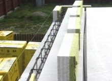 Elementy docieplenia - płytki z warstwą wełny mineralnej o grubości 4-5 cm i o wysokości równej grubości stropu - zapewniają właściwą izolację wieńca beton komórkowy, ściany, budowa domu