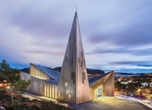 Kościół w Knarvik UKnarvik Church / Knarvik Kirke at dusk, Norway designed by Reiulf Ramstad Arkitekter.8BIM8BIMwww.hundven-clements.com8BIM/j
