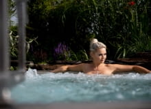 Gdzie postawić jacuzzi w ogrodzie? 5 najlepszych opcji i praktyczne wskazówki