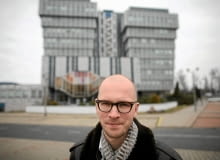 12.03.2010 WARSZAWA , NICOLAS GROSPIERRE PRZED BIUROWCEM CIECH PRZY ULICY KRASINSKIEGO 46/50 . FOT. BARTOSZ BOBKOWSKI / AGENCJA GAZETA