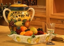 Wzory. Tylko motywy roślinne inspirowane przyrodą charakterystyczną dla regionu Toskanii: oliwki, winogrona, cytryny, słoneczniki. 13.12.2006 WARSZAWA SESJA FOTOGRAFICZNA STYLE DLA PISMA CZTERY KATY TOSKANIA NACZYNIA OWOCE