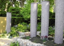 Aranżacje ogrodów. Chelsea Flower Show 2011. Głównym elementem dekoracyjnym tej ogrodowej kompozycji są ogromne betonowe kolumny-rzeźby; jedne stojące, inne powalone niczym antyczne ruiny 25.05.2011 LONDYN CHELSEA FLOWER SHOW NA ZDJECIU OGROD POKAZOWY ALEJKA , SCIEZKA , OCZKO WODNE DLA CZASOPISMA FOT. ARKADIUSZ SCICHOCKI / AGENCJA GAZETA SLOWA KLUCZOWE: OGROD